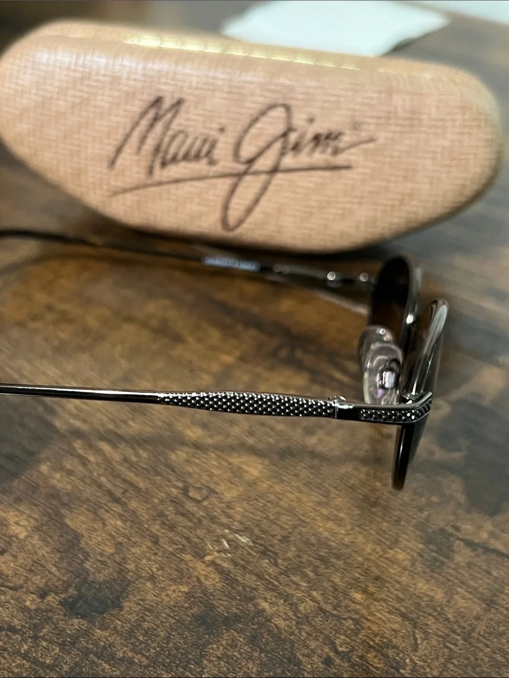 Maui Jim Black Oval Polarized Sunglasses with Tan Case MJ 146-19